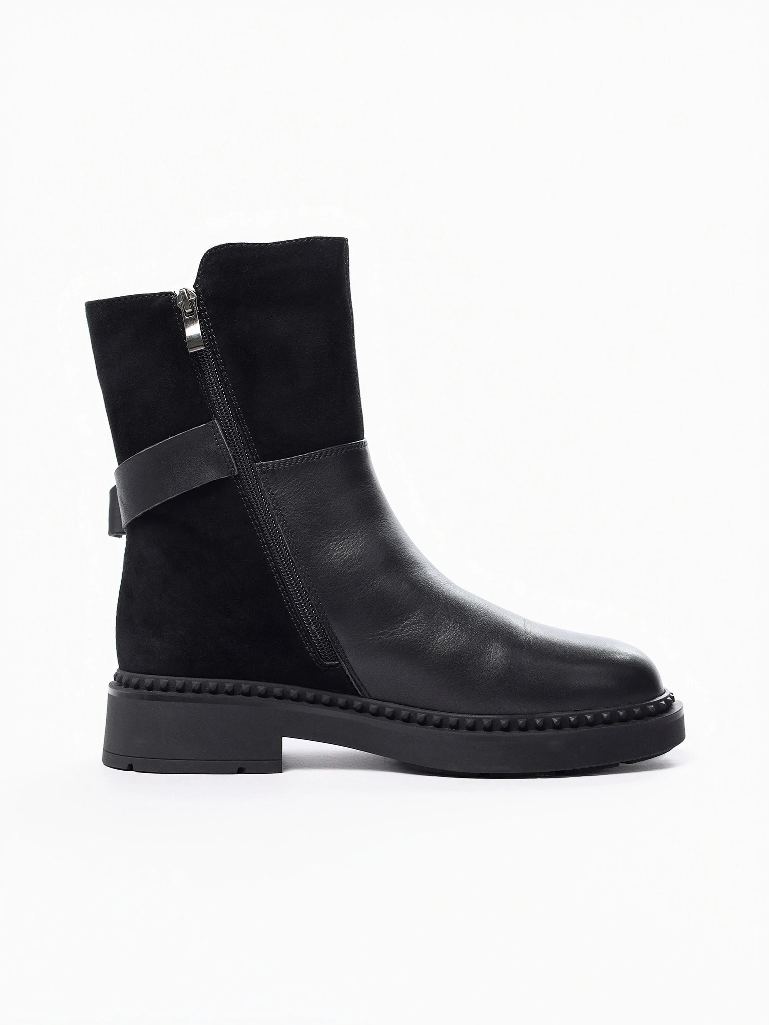 Ботинки комбинированные черного цвета с декоративным ремешком